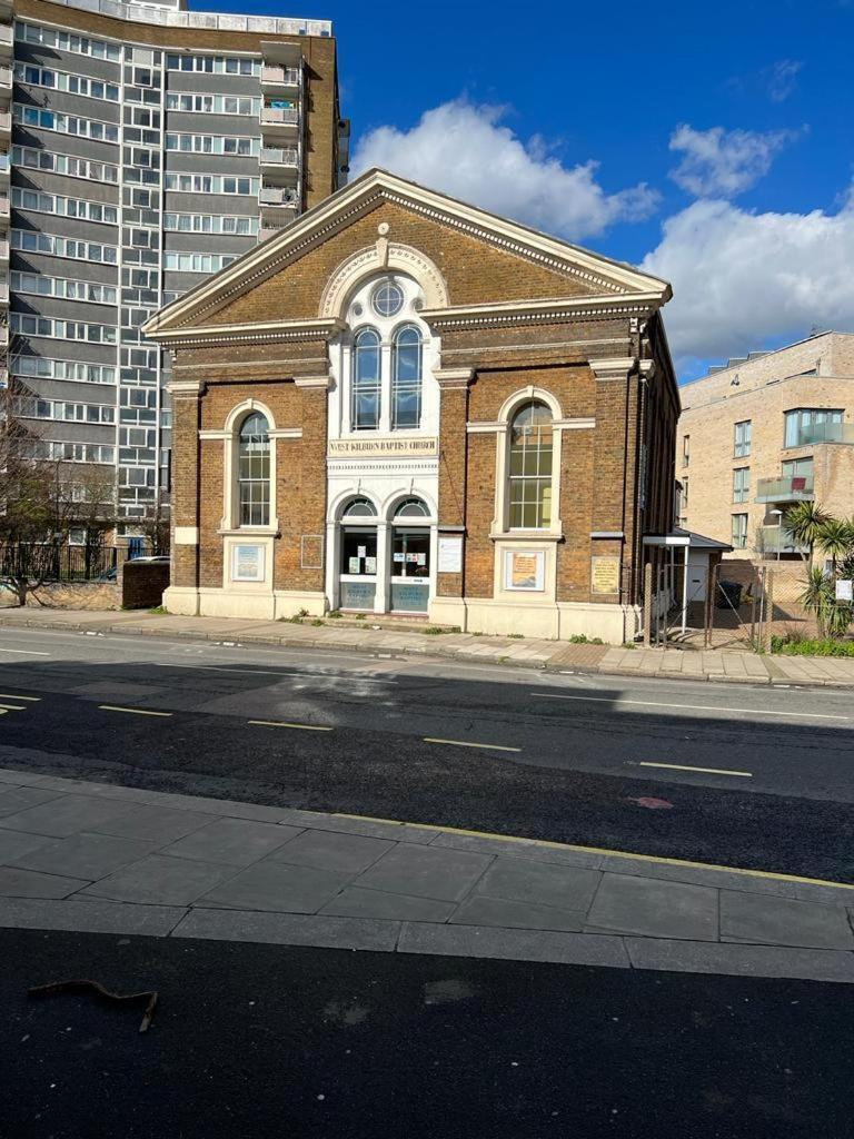 Modern Studios Queenspark London Luaran gambar