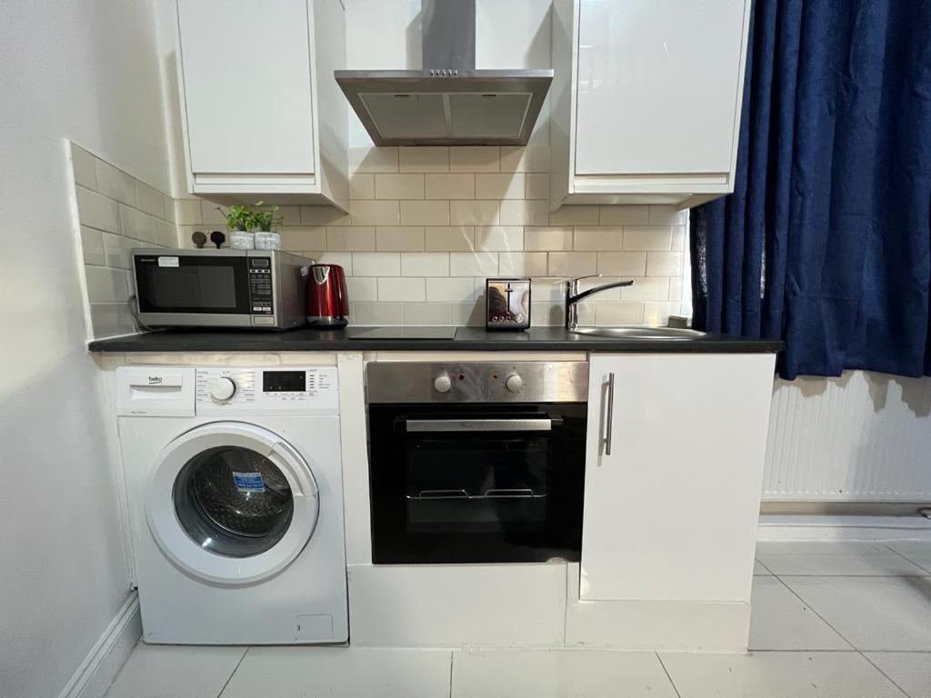 Modern Studios Queenspark London Luaran gambar